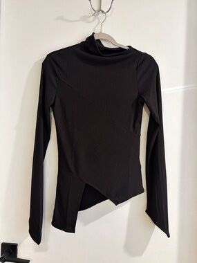 Commense Black Asymmetrical Ribbed Long-Sleeve Top size medium.